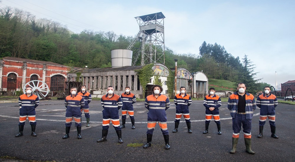 Dos equipos de mineros en Langreo y Lena continúan eliminando el COVID-19 de nuestras vidas