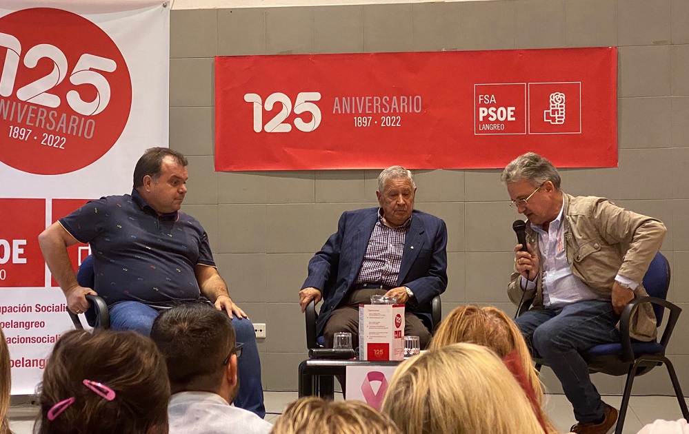 José Luis Alperi participa en la charla coloquio "Socialismo y sindicalismo en Langreo"